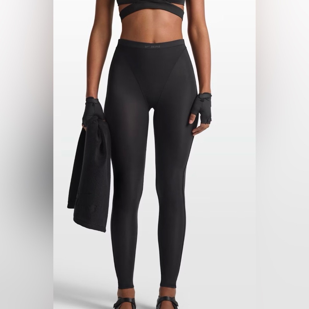 NikeSKIMS Weightless Layers Women's High-Waisted V-Panel Leggings - Size Small